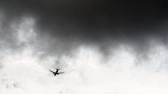 hokipalace - Insiden Pesawat Latih TNI AL di Runway Juanda, Sembilan Penerbangan Dialihkan