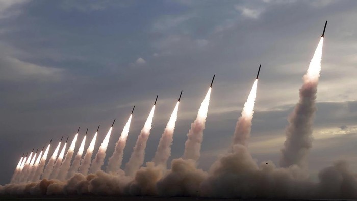 hokipalace - Korea Utara Tembakkan Dua Rudal Balistik ke Arah Laut Jepang